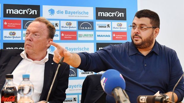 
                <strong>1860 München: So stürzten die Löwen unter Hasan Ismaik ab</strong><br>
                Auslöser für den Dauerzoff war unter anderem eine ebenso kuriose wie absurde Pressekonferenz am 22. November 2016. Nach nur 114 Tagen trennte sich der Klub (beziehungsweise Ismaik) von Trainer Kosta Runjaic und degradierte Sportdirektor Thomas Eichin (der wenig später entlassen wurde). Bei der PK verstieg sich Ismaik dann auch (mal wieder) in wilde Verschwörungstheorien. Personen würden gegen den Verein arbeiten und wollten seine Klubanteile kaufen.
              