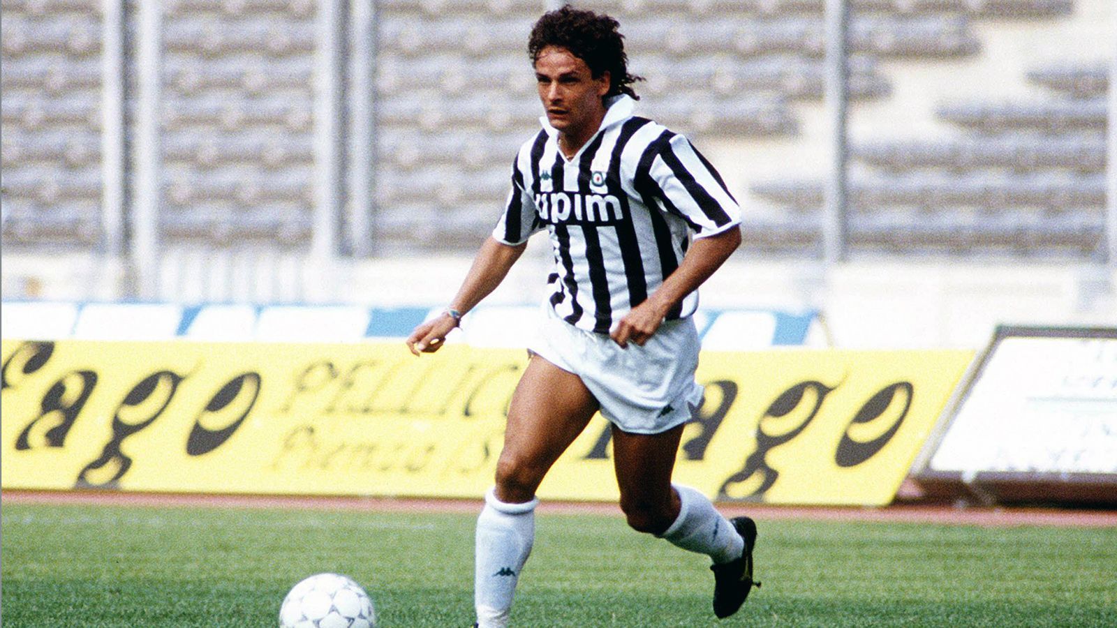 
                <strong>1990: Roberto Baggio</strong><br>
                &#x2022; Ablösesumme: 12,9 Millionen Euro<br>&#x2022; Aufnehmender Verein: Juventus Turin<br>&#x2022; Abgebender Verein: AC Florenz<br>
              