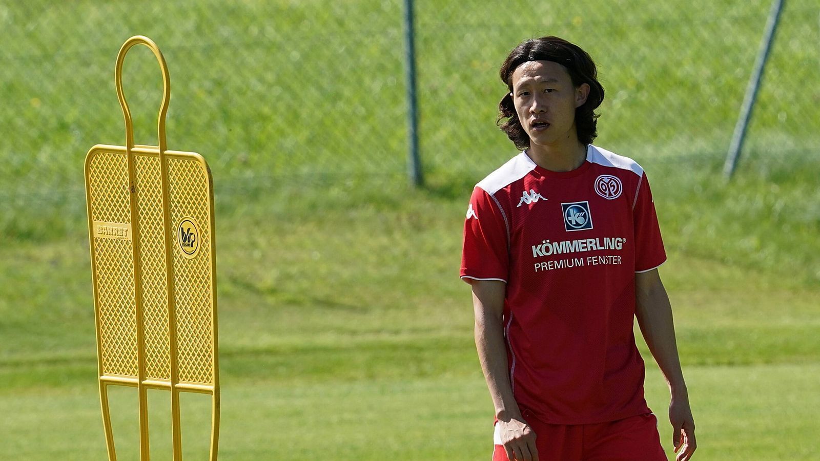 
                <strong>Jae-sung Lee (Mainz 05)</strong><br>
                Jae-sung Lee war in den vergangenen Jahren einer der besten Spieler in der 2. Bundesliga, nun hat er den Sprung in die Bundesliga geschafft. Nachdem Kiel in der Relegation den Aufstieg verpasste, wechselte der 28-jährige Südkoreaner ablösefrei nach Mainz, wo er sehr gut in das Spielsystem von Trainer Bo Svensson passen dürfte. Lee ist in der Offensive vielseitig einsetzbar, er kann als Mittelstürmer, auf dem Flügel oder im offensiven Mittelfeld auflaufen.
              