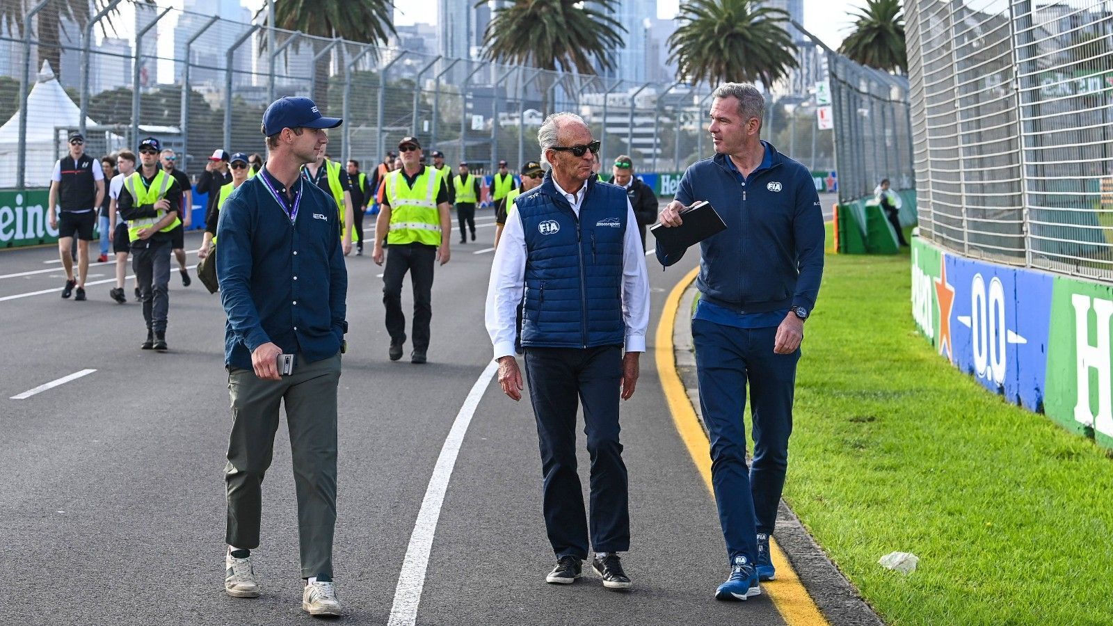 
                <strong>Verlierer: Rennleitung / Niels Wittich</strong><br>
                Es passiert wieder und wieder: In der Formel 1 steht die Rennleitung im Mittelpunkt. So auch beim Australien-GP. Der deutsche Rennleiter Niels Wittich (r.) und seine FIA-Crew hatten in Melbourne ordentlich was zu tun und zog mit ihrer Entscheidungsfindung den Zorn von so manchem Team und von unzähligen Fans auf sich. Vor allem der stehende Start zwei Runden vor Schluss, in dessen Folge unzählige Boliden ausschieden und sich ein Trümmerfeld bot, welches Schäden in Millionenhöhe zur Folge haben dürfte, sorgten für Unverständnis. Zwar bietet das Regelwerk den nötigen Gestaltungsspielraum, aber selbst Rennsieger und Weltmeister Max Verstappen kam zu dem Schluss: "Sie (die FIA, Anm.d.Red.) haben die Probleme selbst kreiert."
              