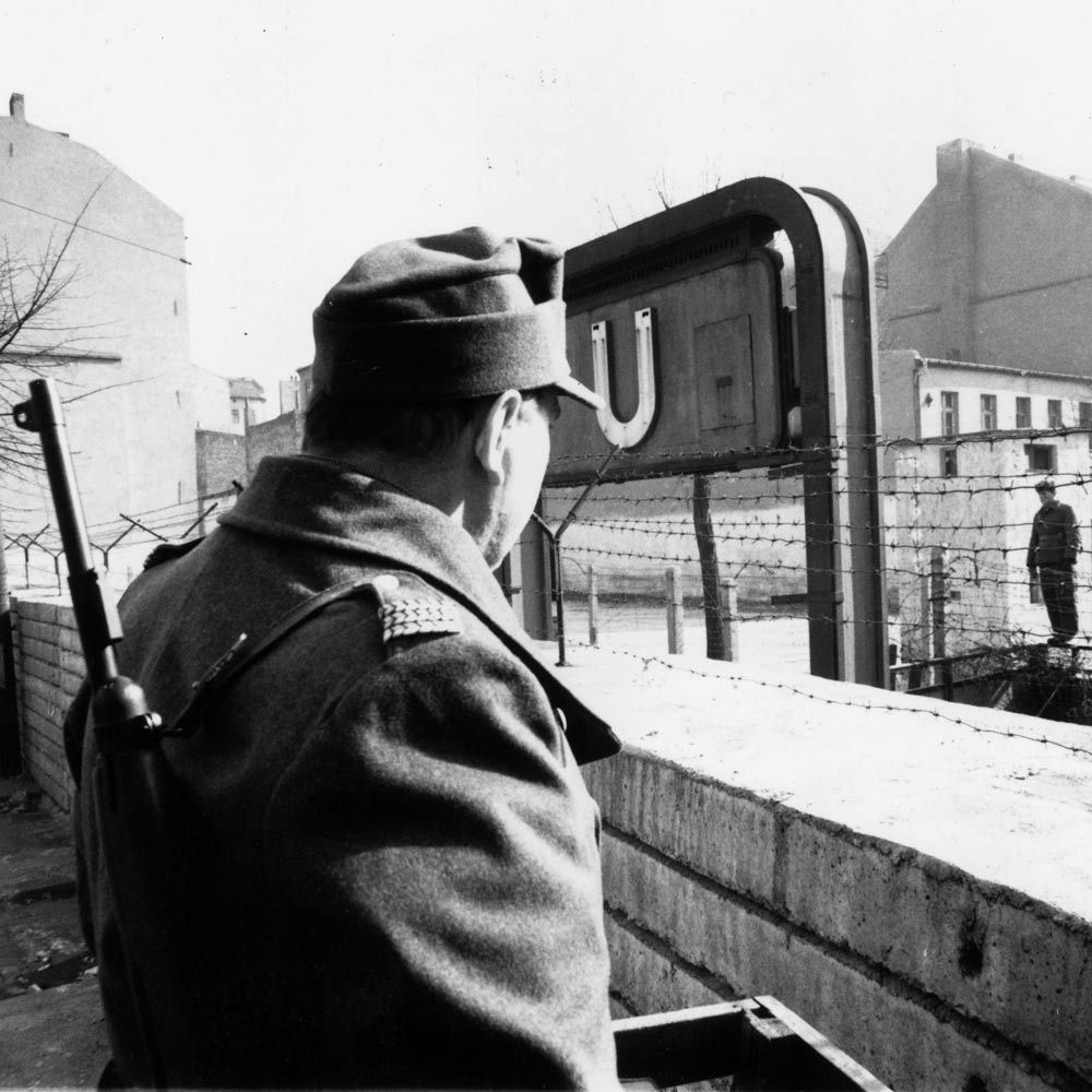 Grenzsoldaten standen sich an der Berliner Mauer gegenüber.