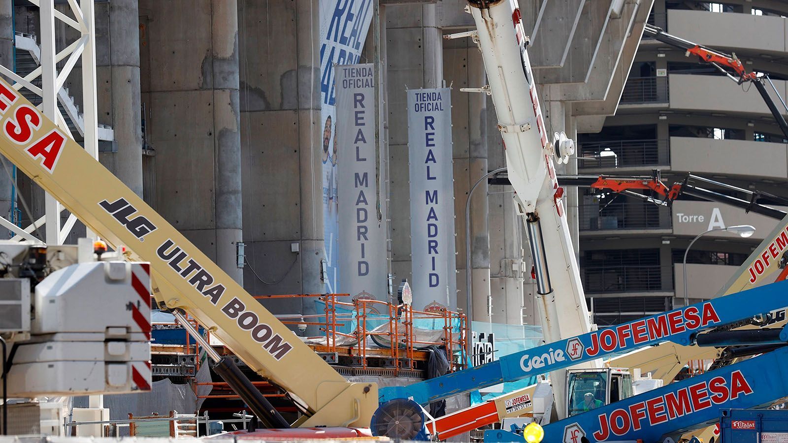 
                <strong>Die Bilder von Reals Stadionbaustelle</strong><br>
                Aber im August 2021 sieht es kaum besser aus, noch immer stehen überall Kräne außerhalb des Stadions. 
              