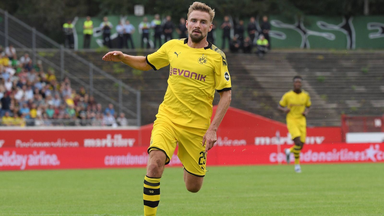
                <strong>Treuester Spieler (Profizeit)</strong><br>
                Marcel Schmelzer (Borussia Dortmund): 11 Jahre und einen Monat
              