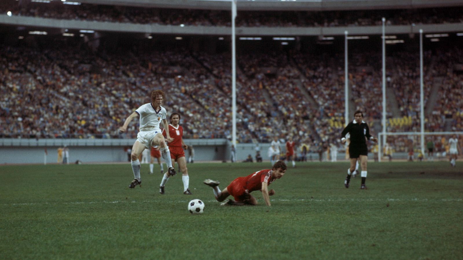 
                <strong>Die DDR holte 1976 Gold</strong><br>
                Deutschland und die DDR bringen es gemeinsam auf vier Medaillen. Das einzige Mal Gold holte die DDR bei den Olympischen Spielen 1976 in Montreal durch einen 3:1-Finalsieg gegen Polen. Hartmut Schade, Martin Hoffmann und Reinhard Häfner erzielten die Tore vor fast 72.000 Zuschauern. Vielleicht gelingt es Stefan Kuntz und seinem Team ja nun, das erste Gold für das vereinigte Deutschland zu holen.
              