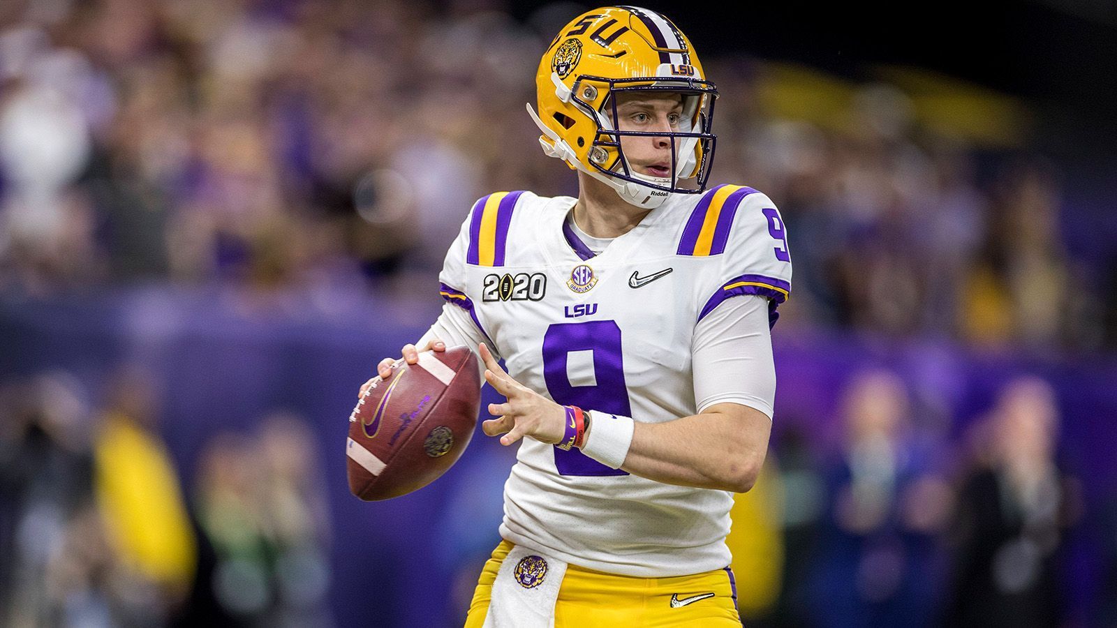 
                <strong>Platz 27: Joe Burrow</strong><br>
                Quote: +8000Position: QuarterbackTeam: LSU Tigers (College)größte Erfolge: National Champion (2019), Heisman Trophy (2019)
              