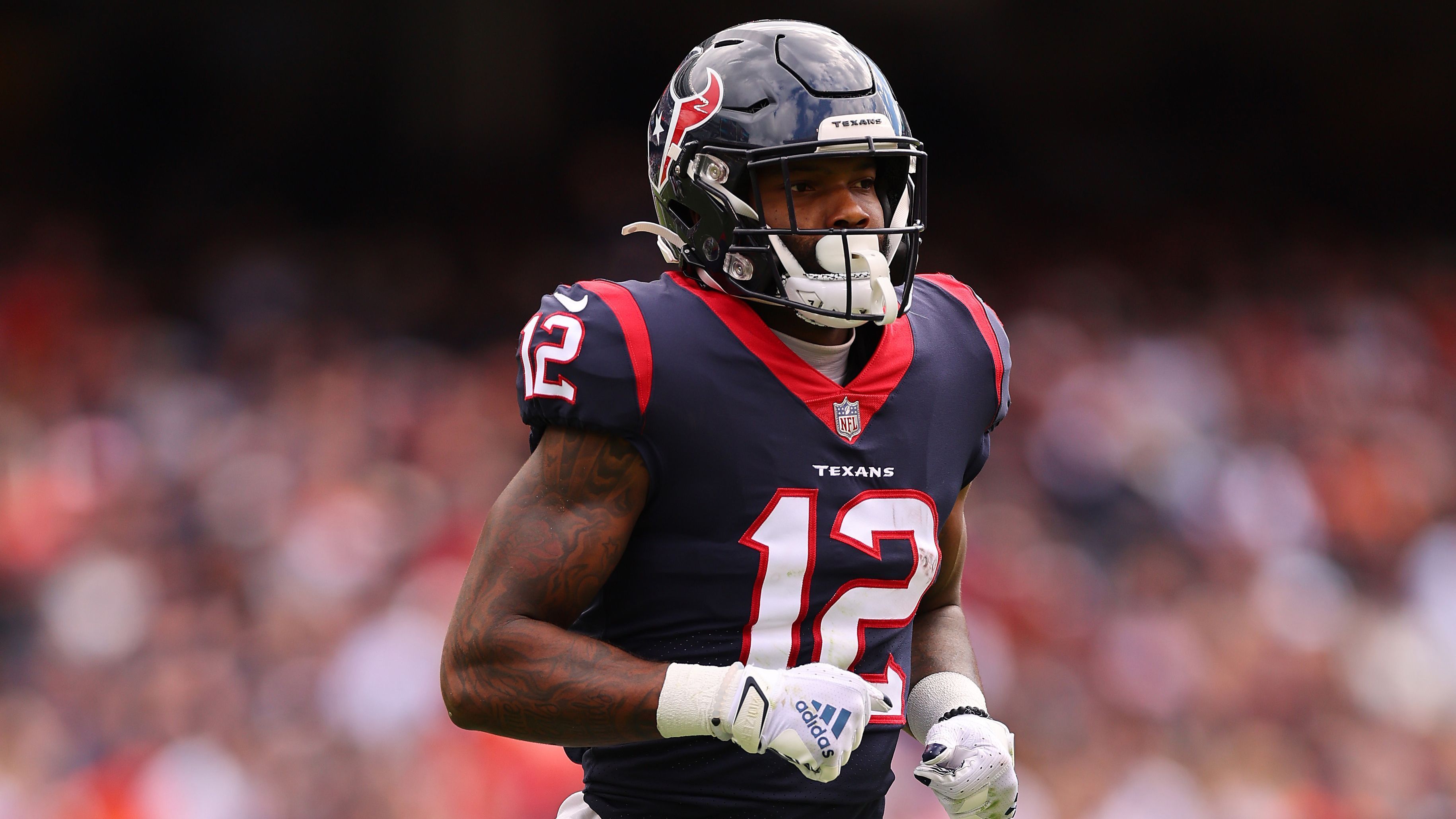 
                <strong>AFC South: Houston Texans - Wide Receiver Nico Collins</strong><br>
                Aufgrund einer Fußverletzung wurde Wide Receiver Nico Collins von den Houston Texans Anfang Dezember auf die Injured-Reserve-Liste gesetzt, sodass seine Fortschritte in Jahr zwei leicht zu übersehen waren. Der 23-jährige Wideout übertraf mit 37 Receptions für 481 Receiving Yards und zwei Touchdowns alle seine Rookie-Werte, und das, obwohl er in vier Spielen weniger zum Einsatz kam als noch in 2021. Herauszustellen ist außerdem die Tatsache, dass er in sieben seiner zehn Einsätze mindestens 40 Yards erzielte, obwohl er Teil einer der schlechtesten Passing Offenses der Liga war. Mit Brandin Cooks ist ein großer Konkurrent nach seinem Wechsel zu den Dallas Cowboys nicht mehr im Team, dafür holte die Franchise mit Free Agent Robert Woods und Drittrundenpick Nathaniel Dell im Draft weitere Passempfänger ins Team. Unter der neuen Franchises-Hoffnung C.J. Stroud winkt Collins nun die Chance auf einen großen Entwicklungsschritt.
              