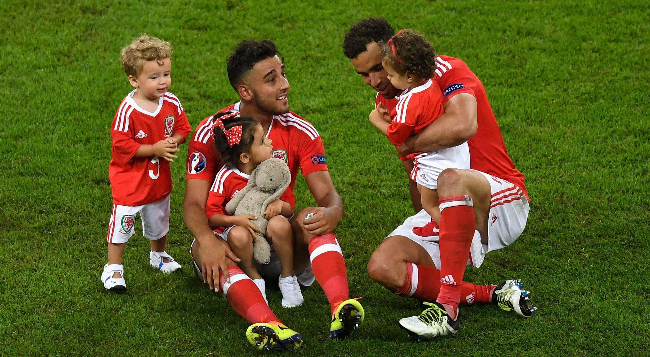 
                <strong>Neil Taylor und Hal Robson-Kanu</strong><br>
                Neyl Taylor und Hal Robson Kanu bejubeln mit ihrem Nachwuchs den überraschenden Viertelfinal-Sieg über Belgien. Der Kuschelhase von Taylors Tochter darf da natürlich nicht fehlen.
              