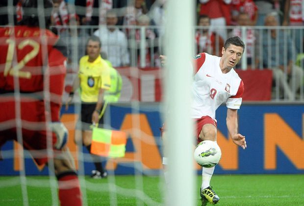 
                <strong>Neuer gegen Lewandowski</strong><br>
                Am 6. September 2011 trifft Robert Lewandowski zum bislang einzigen Mal auf die deutsche Nationalmannschaft. Er erzielt beim 2:2 im Testspiel von Danzig sogar einen Treffer - doch damals steht Tim Wiese im DFB-Tor...
              