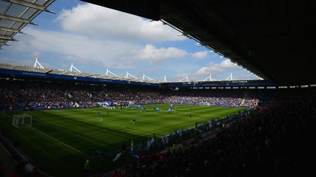 
                <strong>Leicester City - King Power Stadium</strong><br>
                Leicester City: Im Stadion des Meisters spielen und das für gerade einmal 2.500 Euro? Bei Leicester City könnte dies bald Realität sein. Im Vergleich zu den großen Klubs der Premier League bleibt man hier bodenständig, was sich eventuell nächste Saison ändern könnte. 32 Spieler, 90 Minuten Fußball und Zugang zu den Umkleidekabinen bieten die Verantwortlichen der Foxes an.
              