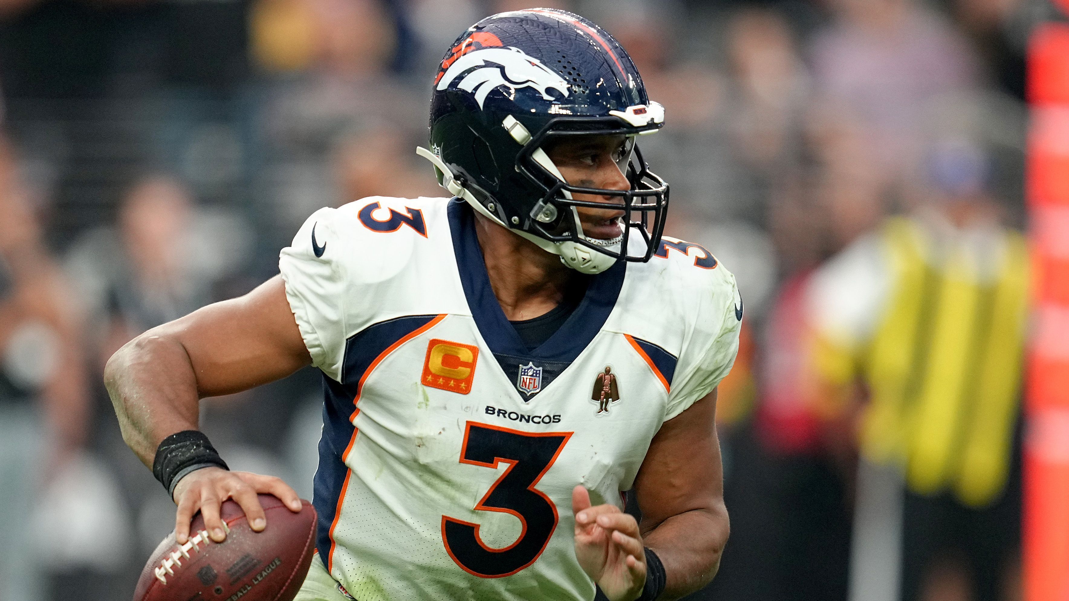 
                <strong>Broncos-Offense unter Wilson schlecht wie lange nicht mehr</strong><br>
                Auch der Vergleich mit seinen Vorgängern bei den Broncos bringt einen zum Schaudern. In der Kategorie der erzielten Punkte der Offense pro Spiel je nach Quarterback ist Wilson laut "The Athletic" Schlusslicht der Playmaker in Denver seit 2000 mit mageren 14,83. Zu Primus Peyton Manning im Ranking mit 28,42 Punkten klaffen Lichtjahre. Vor Wilson liegen noch so klangvolle Namen wie Drew Lock (19,86), Teddy Bridgewater (19,86), Case Keenum (19,69), Brock Osweiler (18,45) und Paxton Lynch (15,00).
              