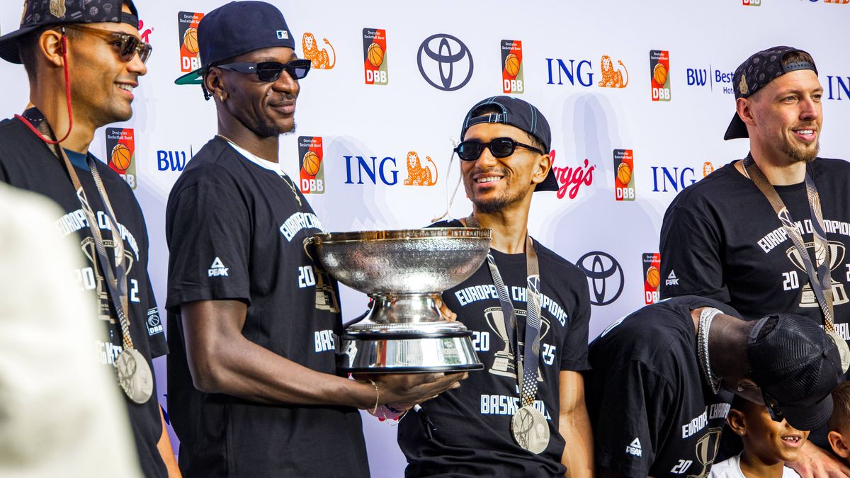 Empfang der deutschen Basketballer in Frankfurt nach Gewinn EuroBasket Empfang der deutschen Basketballer in Frankfurt am Main mit Frankfurts Oberbürgermeister Mike Josef Frankfurt am Main Hessen D...