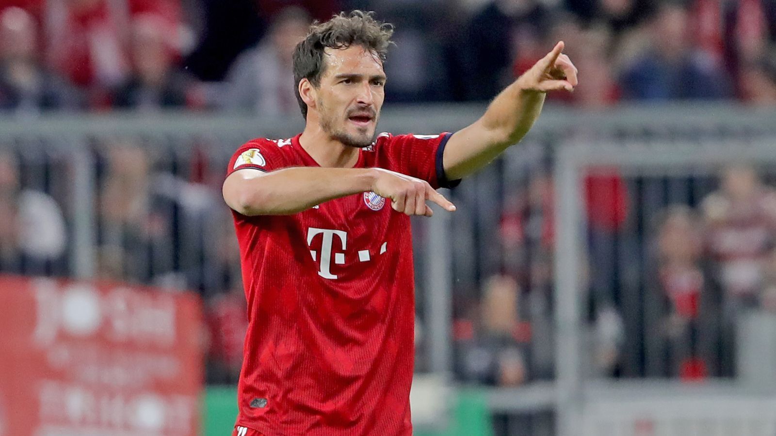 
                <strong>Innenverteidung: Mats Hummels</strong><br>
                2016 komplettierten die Bayern die Weltmeister-Innenverteidigung mit der Verpflichtung von Mats Hummels. Auch wenn das Duo nie wirklich an die Leistungen des Sommers 2014 anknüpfen konnte und die großen europäischen Erfolge ausblieben, für sich allein war Hummels bis zu seinem Abschied 2019 ohne Frage einer der elegantesten, abgeklärtesten, kurz: besten Abwehrspieler, die die Bayern-Fans im vergangenen Jahrzehnt in ihren Farben sahen. Fehlende Geschwindigkeit in so mancher Szene hin oder her.
              