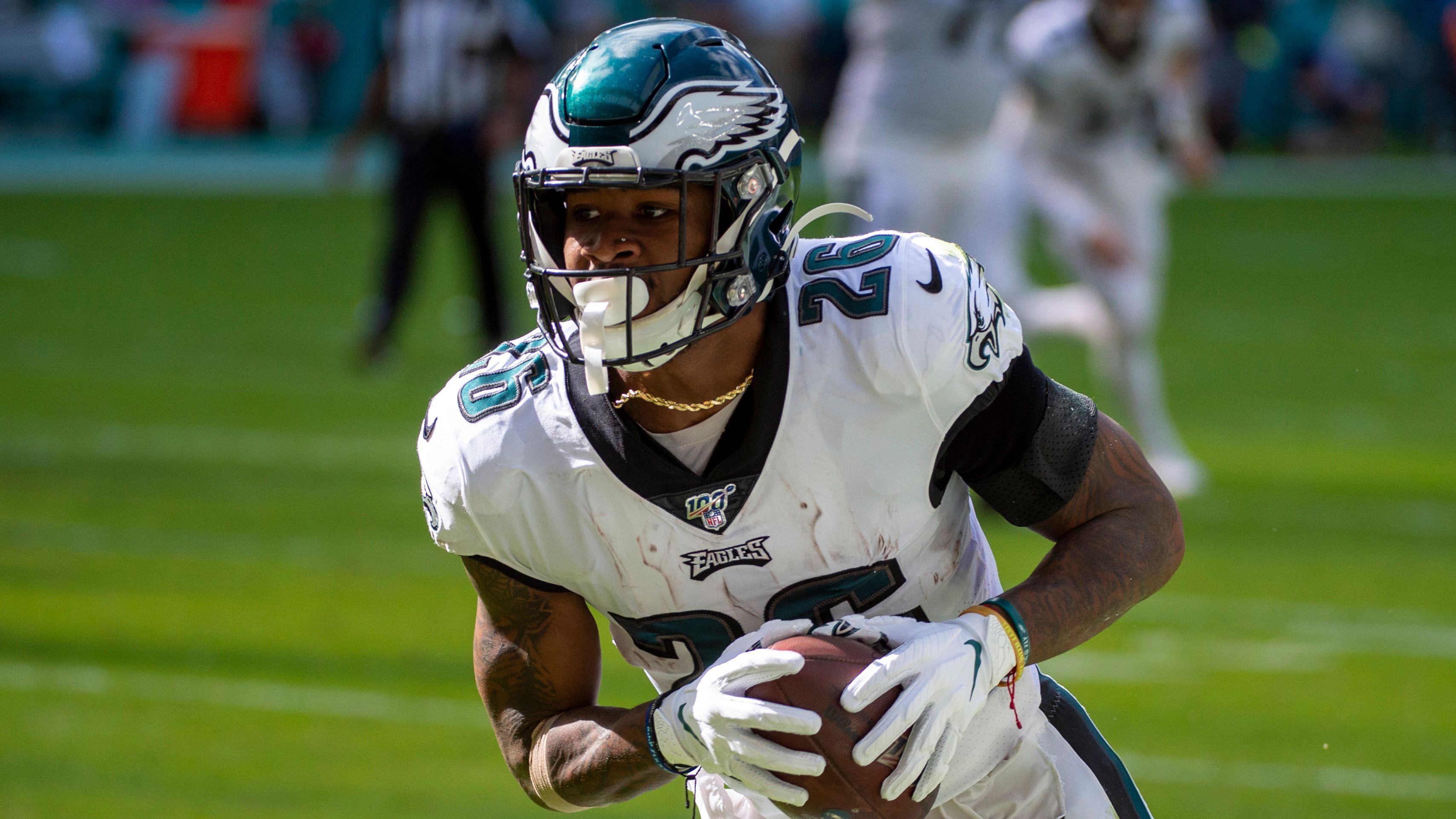 
                <strong>Philadelphia Eagles</strong><br>
                Miles Sanders erlebte in seiner Rookie-Saison einen steilen Aufstieg und wusste bei den Philadelphia Eagles zu überzeugen. Nach dem Abgang von Jordan Howard zu den Miami Dolphins könnte das Team aber durchaus noch einen zweiten, fähigen Running Back gebrauchen, der die Rotation im Offensive Backfield ergänzt. Aufgrund von Verletzungen absolvierte Howard ab Woche neun kein Spiel mehr, wodurch Sanders zum Alleinunterhalter im Laufspiel wurde.
              