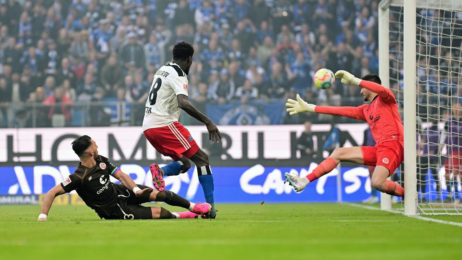 
                <strong>HSV mit dem Doppelschlag</strong><br>
                Wenige Minuten nach dem Wiederbeginn war der HSV dann zwei Mal hellwach und erzielte durch Bakery Jatta und Moritz Heyer die Treffer zum 2:1 und 3:1. 
              