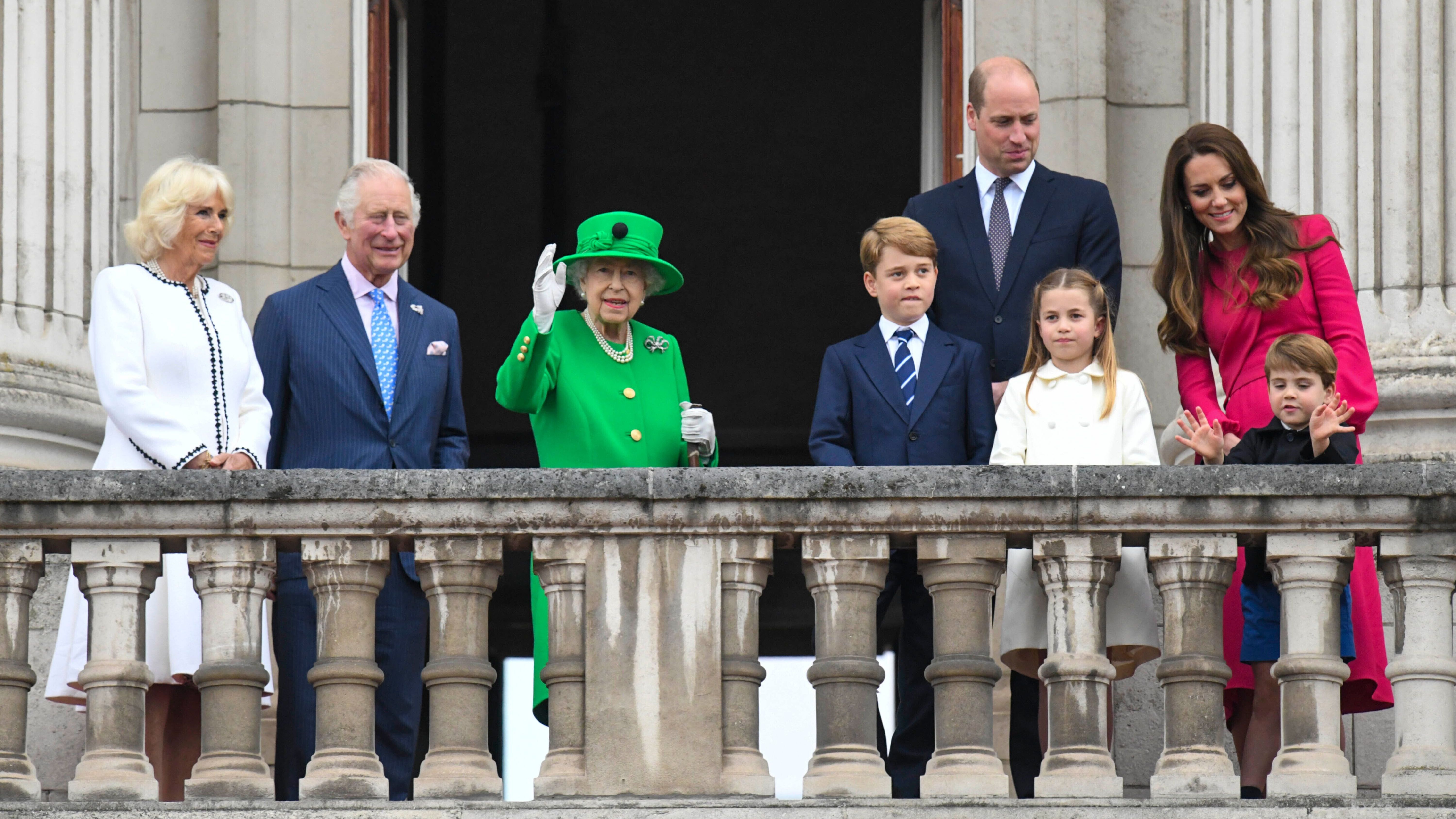 From left, Camilla, Duchess of Cornwall Prince Charles, Queen Elizabeth II, Prince George, Prince William, Princess Charlotte, Prince Louis and Kate, Duchess of Cambridge stand on the balcony, at the end of the Platinum Jubilee Pageant held outside Buckingham Palace