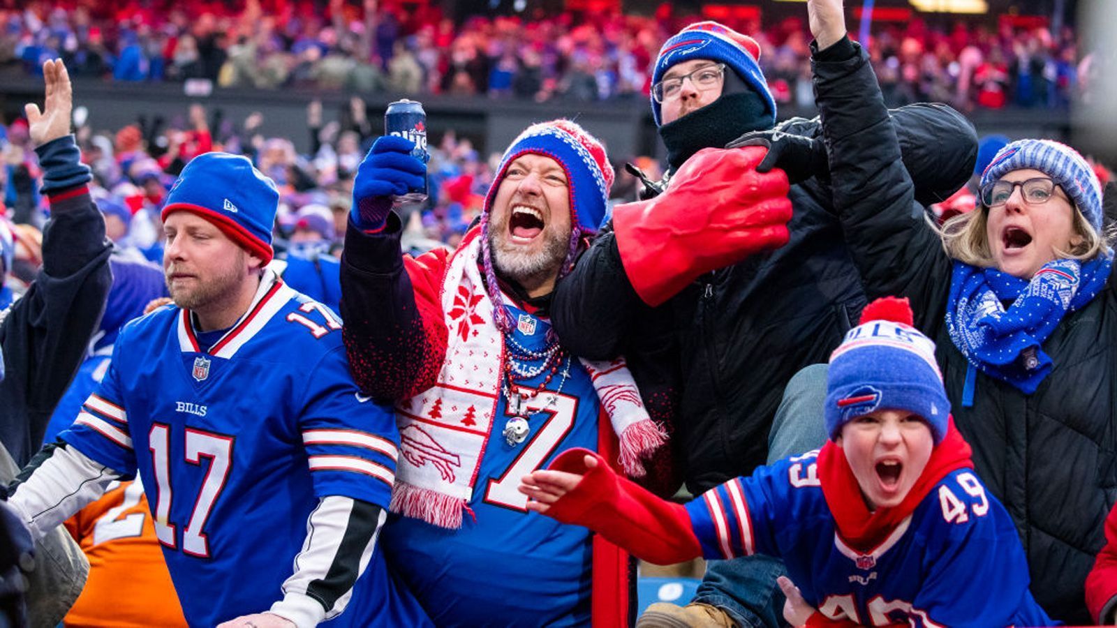 
                <strong>Verlierer: Die Fans der Buffalo Bills</strong><br>
                Es muss frustrierend sein, ein leidenschaftlicher Fan der Buffalo Bills zu sein. Die Zeit der 17 Jahre andauernden Playoff-Abstinenz ist zwar seit 2017 vorüber. Das Image der Erfolgslosigkeit haftet trotzdem an dieser Franchise. Gegen die Houston Texans schenkten sie eine 16:0-Führung her. Die letzten fünf Male, als die Bills in den Playoffs standen, war in der Wild-Card-Runde stets Endstation. Der letzte Playoff-Sieg der Bills datiert vom Januar 1996. Das bedeutet: Wer jünger als 24 Jahre ist, hat noch nie einen Playoff-Sieg der Bills erlebt.
              