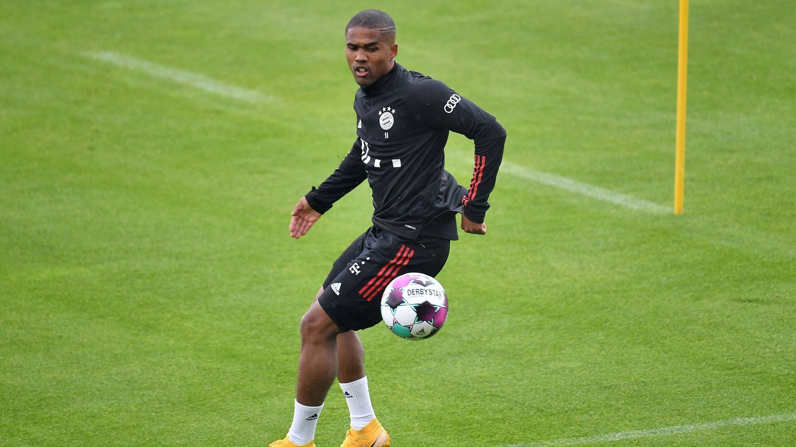 
                <strong>Douglas Costa</strong><br>
                Douglas Costa spielte bereits von 2015 bis 2017 für den FC Bayern München, wurde später von Uli Hoeneß als "Söldner" bezeichnet. Nun ist er leihweise wieder zurück in München und soll für mehr Optionen auf den Außenbahnen sorgen.
              