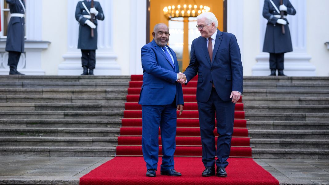 Bundespräsident Frank-Walter Steinmeier (r.) begrüßt Assoumani Azali, den Vorsitzenden der Afrikanischen Union und Präsidenten der Komoren, anlässlich der Konferenz "G20 Investment Summit 2023 - Compact with Africa".