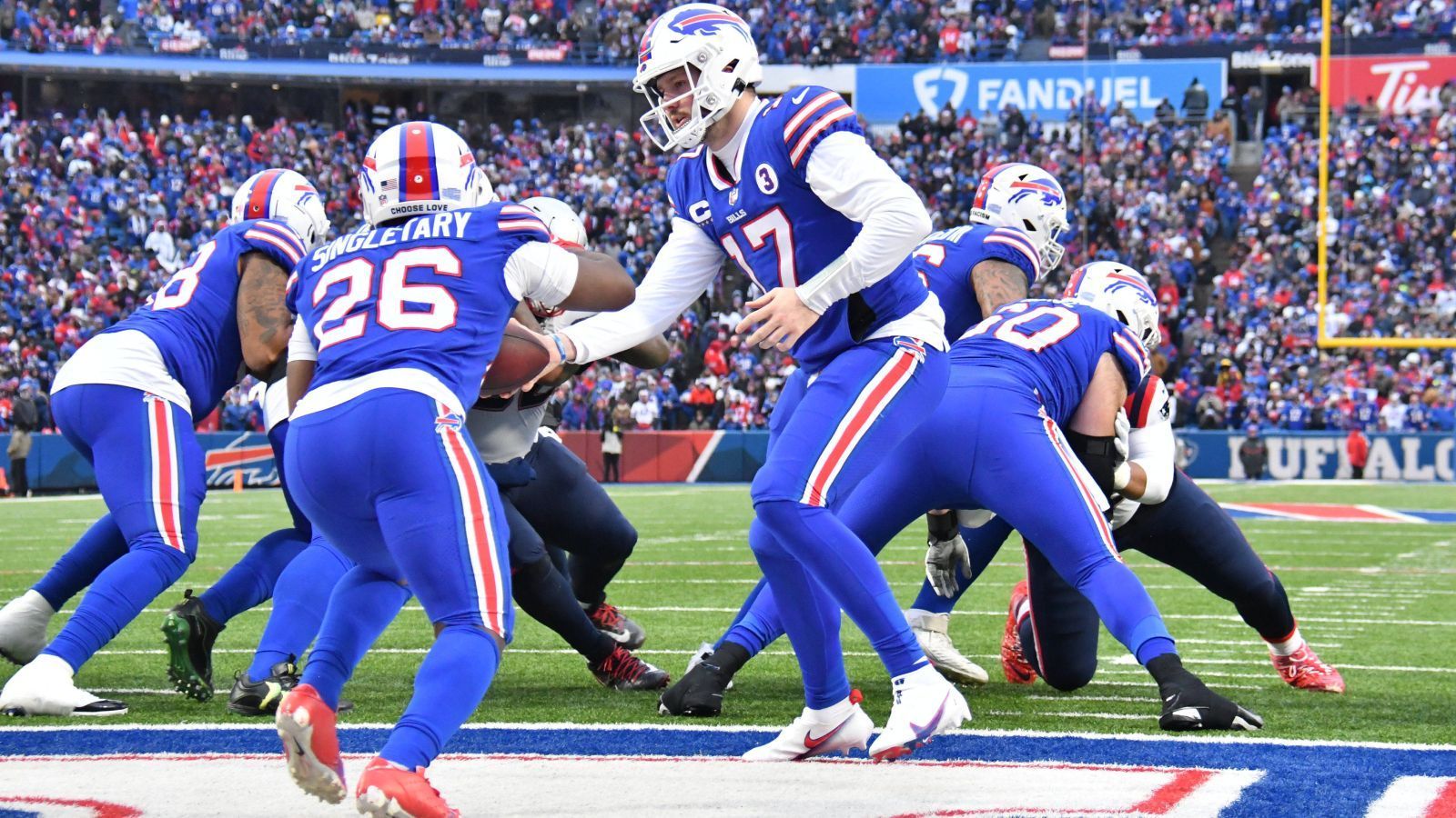 
                <strong>Platz 5: Buffalo Bills</strong><br>
                Sie galten lange Zeit, vor allem zu Saisonbeginn, als einer der Favoriten auf den Super Bowl, in den vergangenen Wochen haben sich aber Zweifel eingeschlichen. Zwar scheint das Team das Drama um Damar Hamlin überwunden zu haben, am Wild Card Weekend war die Leistung aber alles andere als überzeugend. Zwar gewannen die Bills gegen die Dolphins mit 34:31, hätten die Gäste aus Miami aber nicht im Playcalling, Clock Mangement, etc. aufgrund von Kommunikationsfehlern mehrfach gepatzt, hätte die Partie ganz anders ausgehen können. Gegen Skylar Thompson, den dritten Quarterback der Dolphins, fast zu verlieren, ist vor dem Showdown gegen die Cincinnati Bengals (Sonntag, ab 21:00 Uhr live auf ProSieben und im Livestream) nicht unbedingt eine Empfehlung.
              