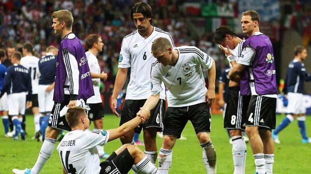 
                <strong>EM 2012 Halbfinale</strong><br>
                EM 2012: Im Halbfinale war dann jedoch Endstation. Ein Doppelpack des Italieners Mario Balotelli war für das DFB-Team an diesem Tag zu viel. Mesut Özils Anschlusstreffer kam zu spät und so wartet Deutschland seit 1996 auf einen EM-Titel.
              