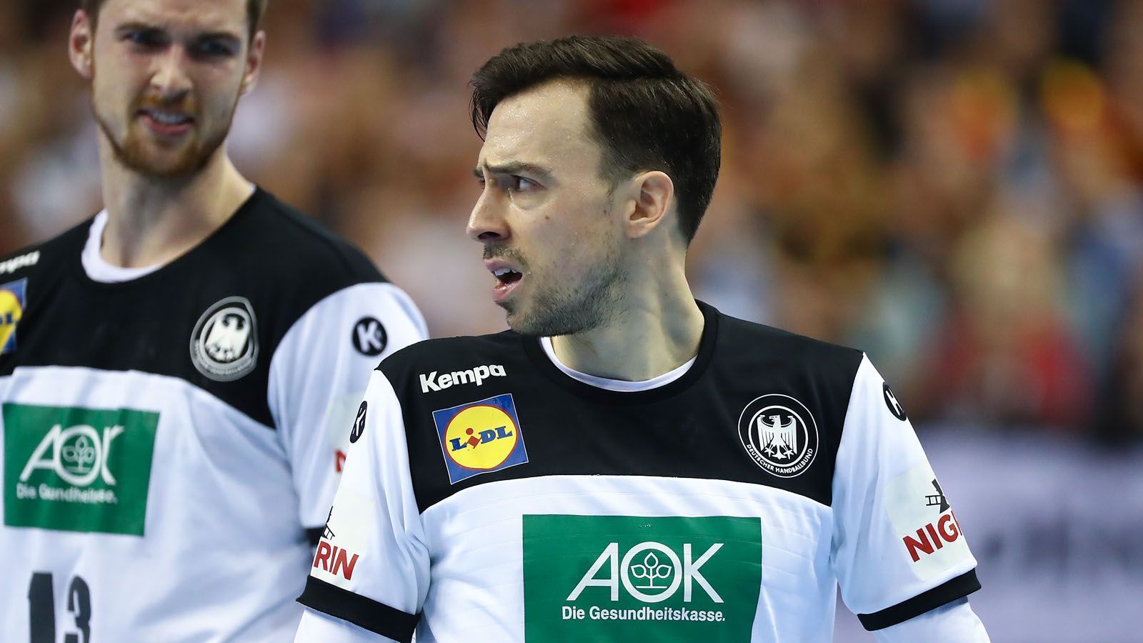 
                <strong>Patrick Groetzki </strong><br>
                Nach diesem Turnier muss sich kein deutscher Spieler verstecken, dennoch gab es ein paar Akteure im DHB-Kader für die das Turnier hätte besser laufen können. Als einziger Rechtsaußen im deutschen WM-Kader konnte der 29-jährige Groetzki die Erwartungen nicht erfüllen. Ohne Backup musste der Rhein-Neckar Löwe die meiste Spielzeit ableisten und wirkte vor dem Tor oft nervös. Er vergab daher eine Vielzahl guter Chancen und blieb damit unter dem Strich zu harmlos von Rechtsaußen.
              