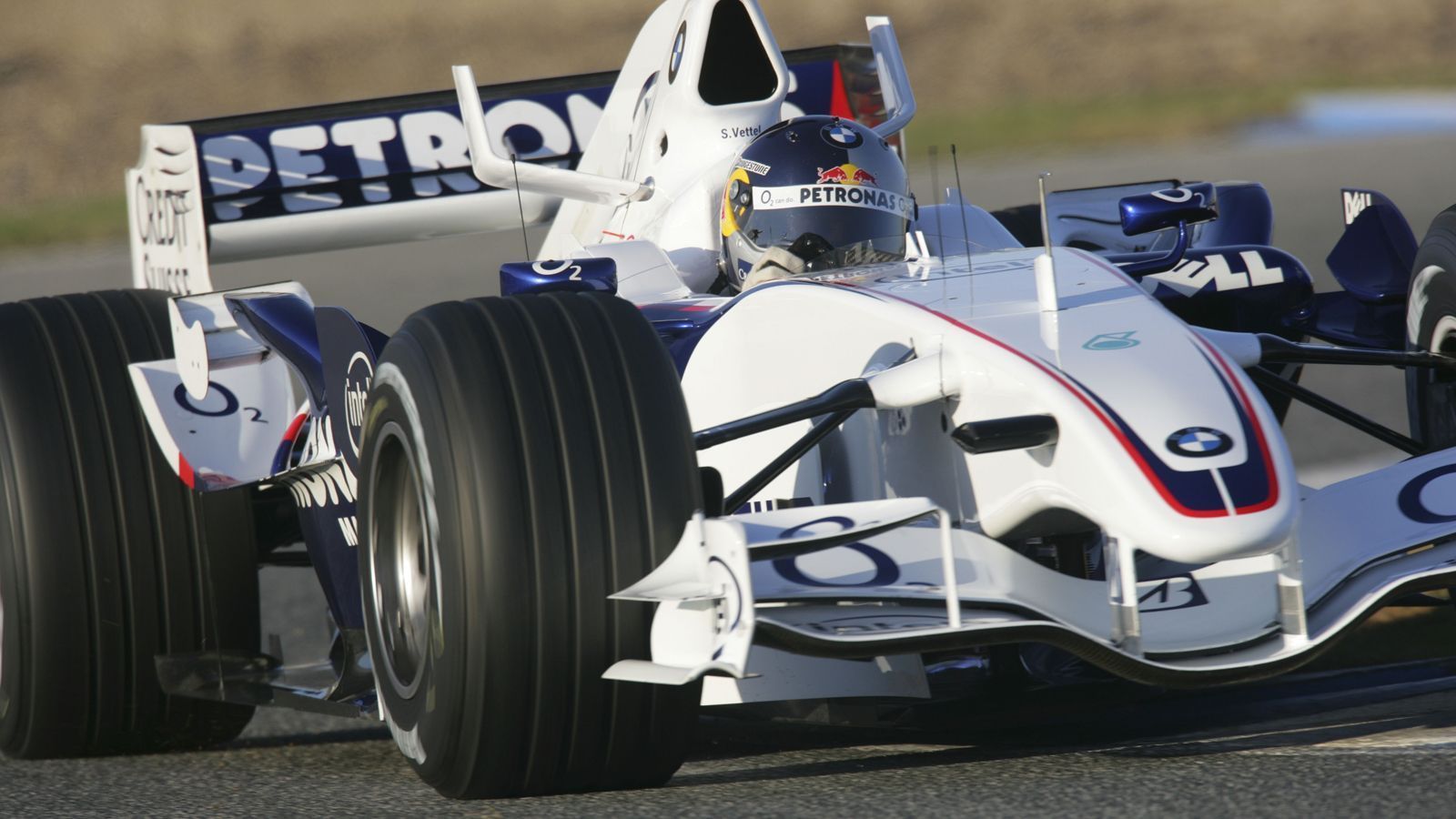 
                <strong>Rasanter Aufstieg in der Formel 1</strong><br>
                Im Rahmen des Rennens in der Türkei 2006 durfte er im Training ran und fuhr als jüngster Fahrer auf Platz eins. "Das war für mich der entscheidende Moment", sagte Vettel rückblickend. Im Juni 2007 feierte er sein Renndebüt, in Indianapolis wurde er starker Achter. Red Bull schnappte sich daraufhin Vettel, der noch 2007 zum Schwesterteam Toro Rosso wechselte.
              