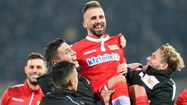 
                <strong>Benjamin Köhler (Union Berlin)</strong><br>
                Benjamin Köhler (Union Berlin): Der Oldie der Berliner ist wieder da. Nach überstandenem Lymphdrüsenkrebs gab Köhler am 18. März 2016, über ein Jahr nach seinem letzten Pflichtspiel für Union, ein viel umjubeltes Comeback für den Zweitligisten. Beim 3:1-Sieg gegen Eintracht Braunschweig durfte der Mittelfeldspieler als Joker für 13 Minuten mitwirken.
              