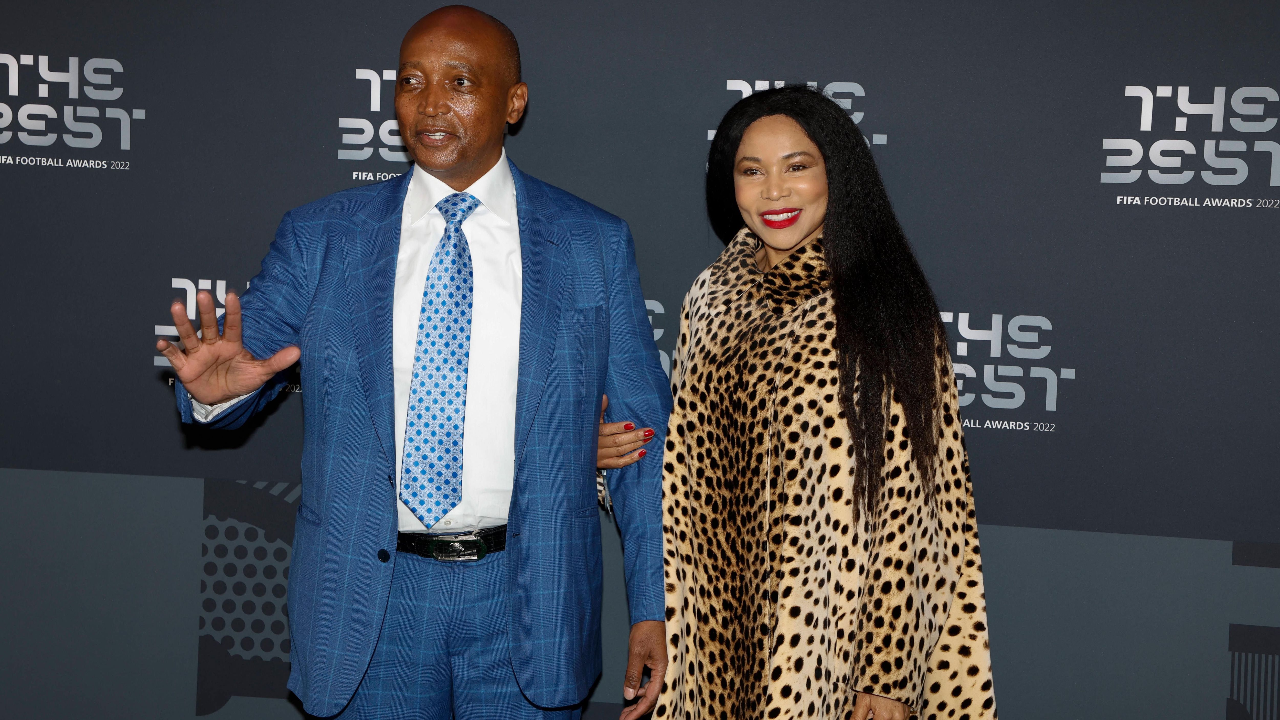 
                <strong>Patrice Motsepe und seine Frau Precious Moloi-Motsepe</strong><br>
                Patrice Motsepe hingegen entschied sich für eine ganz andere Farbe: Im blauen Anzug, inklusive blauer Krawatte, kam der Präsident des afrikanischen Fußballverbands zu der FIFA-Verleihung. Seine Frau Precious Moloi-Motsepe posierte im Leoparden-Muster. 
              