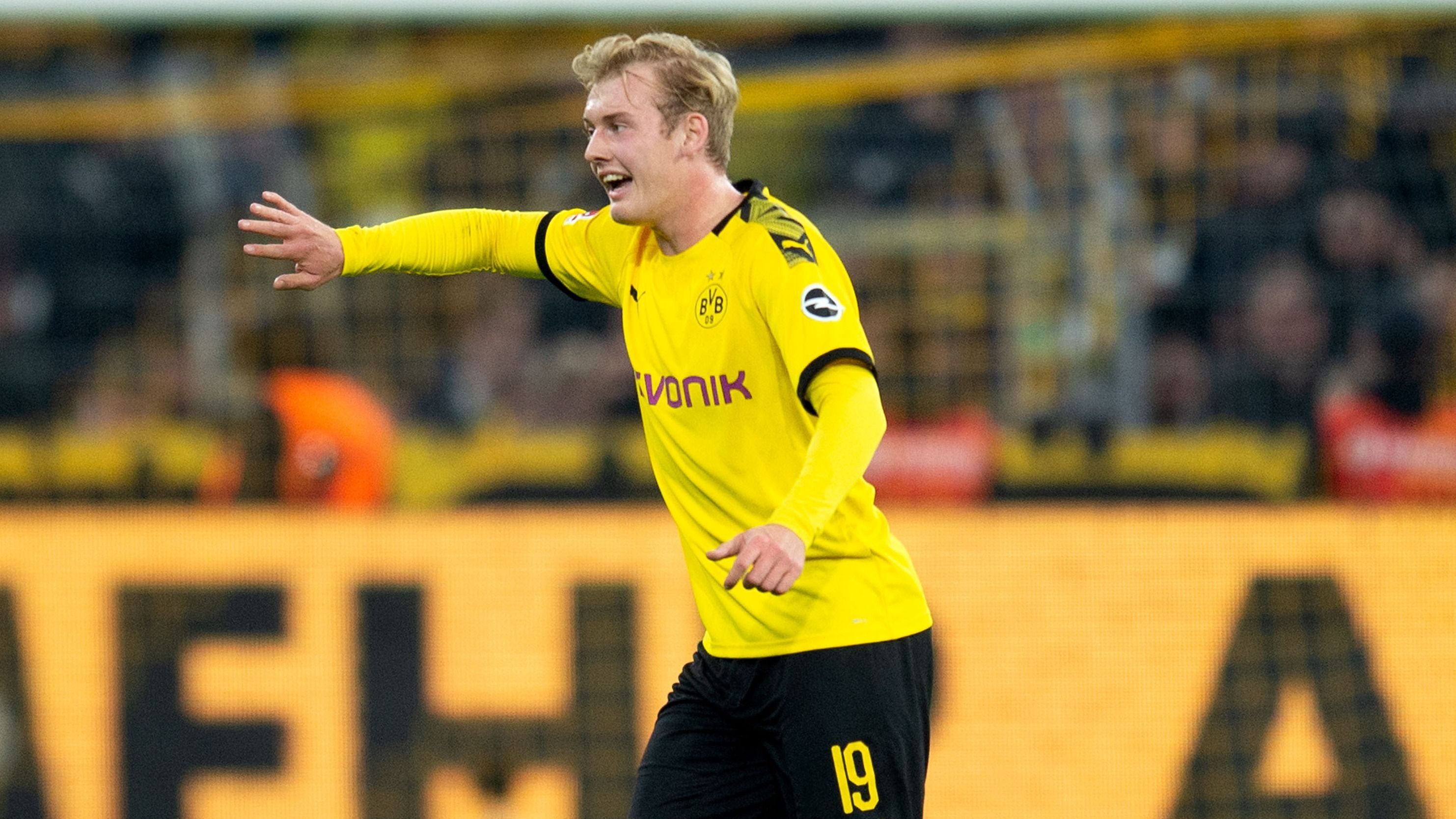 
                <strong>Julian Brandt (Borussia Dortmund)</strong><br>
                Hat nur selten eine gute Szene, wird aber auch nur sehr selten in Szene gesetzt. Kommt nicht richtig ins Spiel rein, zu zurückhaltend. Hat in der zweiten Halbzeit die beste Chance für den BVB, scheitert aber an ter Stegen. Bereitet den Treffer von Sancho vor. ran-Note: 4
              