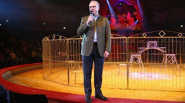 
                <strong>Bayern-Stars in der Manege</strong><br>
                In der Vorweihnachtszeit tut der FC Bayern Gutes: Deutschlands Rekordmeister lädt am Mittwochabend Flüchtlingskinder und Kinder aus Waisenhäusern zu einer Sondervorstellung in den Circus Krone in München ein. Karl-Heinz Rummenigge begrüßt die Anwesenden, dann geht es los. Und die Bayern-Stars sind mittendrin!
              