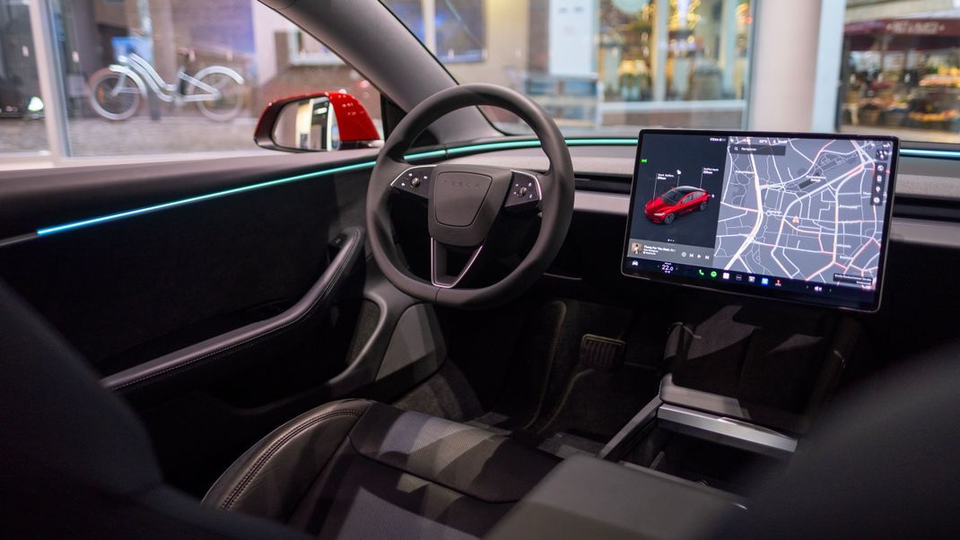 Hacker klont Tesla-Schlüssel – und kann damit den Wagen starten