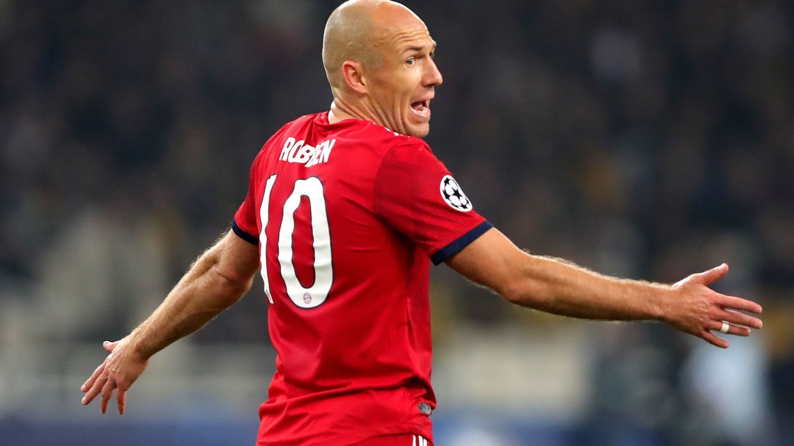 
                <strong>Arjen Robben</strong><br>
                Ein Haken hier, einer da, immer wieder diese Haken, dann der unwiderstehliche Zug in die Mitte und die Suche nach dem Abschluss. Eine Augenweide, ein Kunstwerk. Robben entdeckt sein junges Ich, wirbelt die Athener Hintermannschaft förmlich durcheinander, brennt ein Feuerwerk ab. ran-Note: 1+
              