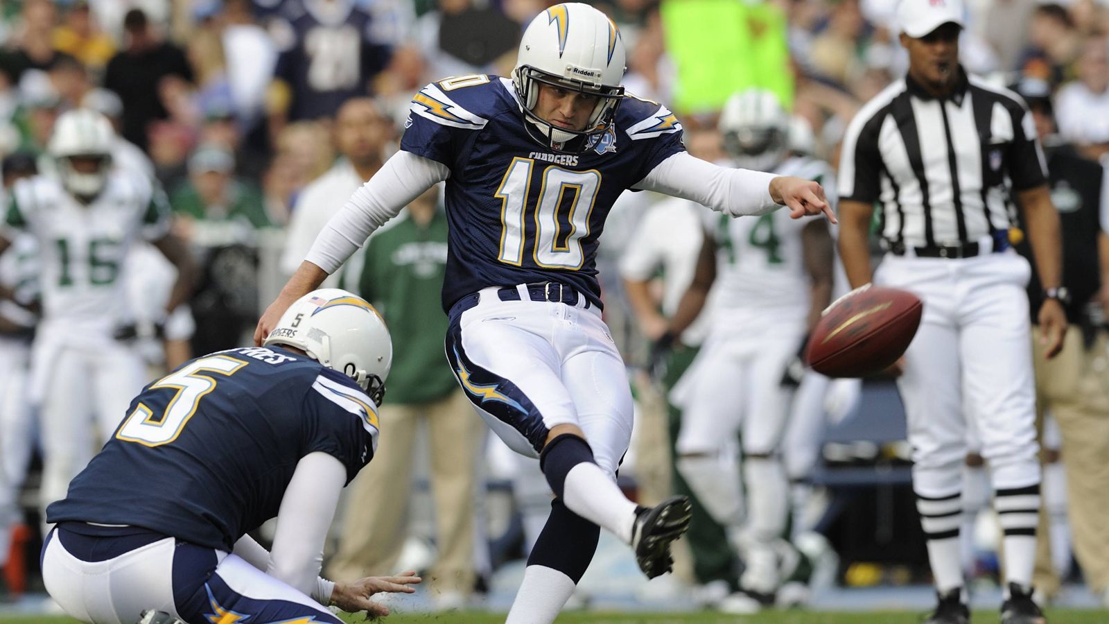 
                <strong>Season 2009: Nate Keading (San Diego Chargers)</strong><br>
                Die Chargers trafen in der Divisional Round auf die New York Jets. Chargers-Kicker Nate Keading vergab alle seine drei Field-Goal-Versuche, darunter auch ein 36 und ein 40 Yarder mit weniger als fünf Minuten verbleibender Spielzeit. Die Jets konnten ihr Glück kaum fassen und zogen nach dem 17:14 ins AFC-Championship-Game ein.
              