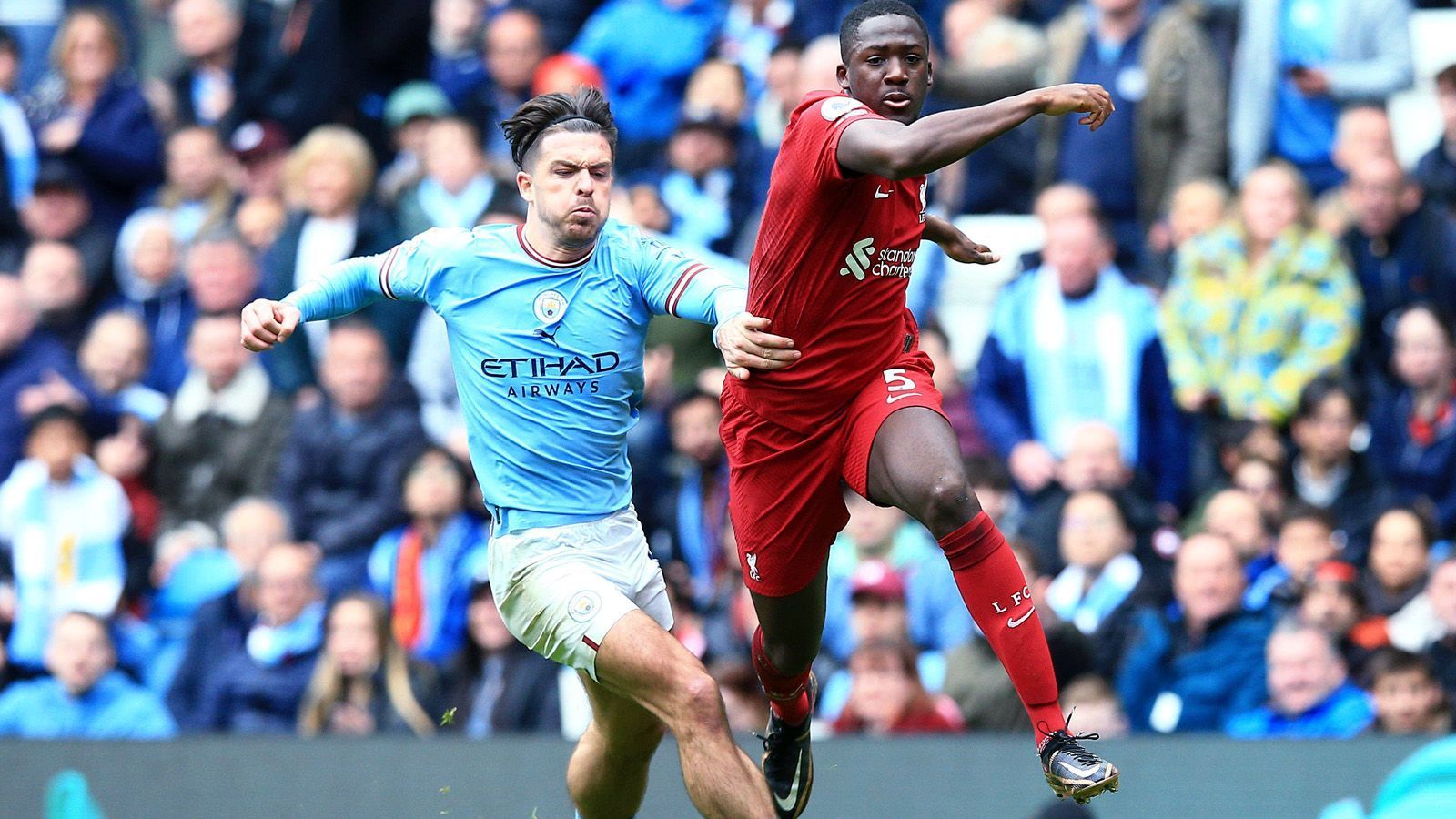 
                <strong>Manchester City gegen FC Liverpool: Schlüsselszenen des Spitzenspiels</strong><br>
                Eine der Schlüsselszenen der ersten Hälfte: Jack Grealish sprintete bei einem Konter zum eigenen Strafraum zurück und verhinderte einen Salah-Pass, der Jota wohl eine hundertprozentige Chance beschert hätte (27.).
              