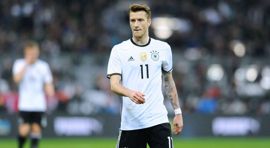 
                <strong>Marco Reus (Borussia Dortmund)</strong><br>
                Bei ihm gilt dasselbe wie bei Neuer und Boateng: Wenn er trainieren kann, nimmt man ihn mit und wenn er spielen kann, spielt er. Kein deutscher Flügelspieler kann das Niveau eines fitten Marco Reus erreichen und damit ist er auf der linken Außenbahn gesetzt. Wackler wird er sich trotzdem keine erlauben dürfen, denn dahinter lauern Sane und Draxler. 
              