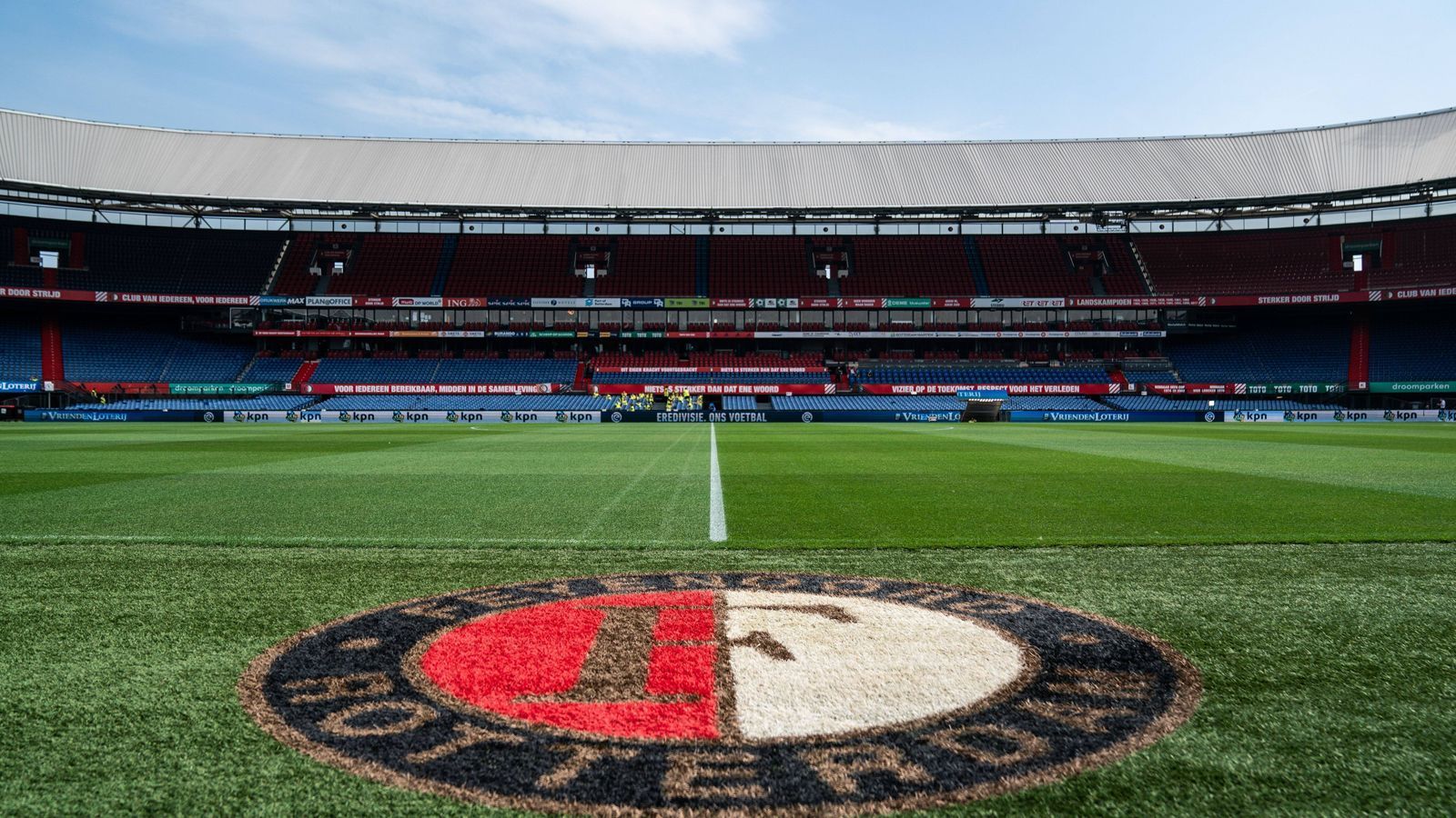 
                <strong>De Kuip (Rotterdam)</strong><br>
                Im Jahr 1937 wurde das De Kuip in der niederländischen Stadt Rotterdam eröffnet, es ist die Heimstätte von Feyenoord. 1994 kam es zu einer Renovierung, in dessen Rahmen ein Halbdach eingebaut wurde. Sechs Jahre später fanden dort dann auch Spiele bei der EM 2000 statt, etwa das Endspiel zwischen Frankreich und Italien. Offiziell ist das De Kuip mit 51.117 Plätze das zweitgrößte Fußballstadion in den Niederlanden, aus Sicherheitsgründen dürfen heutzutage aber nur 47.000 Fans in die Arena. Kurios: Für die Gästefans gibt es extra einen separaten Tunnel-Zugang zum Stadion, sodass sich Anhänger von Feyenoord und der Auswärtsmannschaft erst gar nicht im Vorfeld der Begegnung in die Quere kommen können. 
              