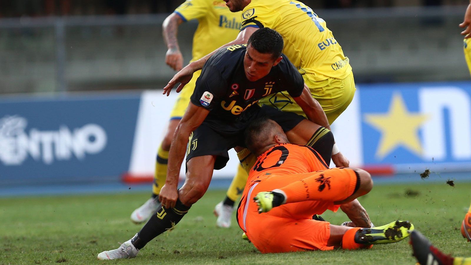 
                <strong>Cristiano Ronaldo zusammenstoß</strong><br>
                Ronaldo stieß unglücklich mit Sorrentino zusammen, so dass der Chievo-Keeper benommen am Boden liegen blieb. Mandzukics Treffer zählte nicht, weil Ronaldo zuvor mit der Hand am Ball war.
              