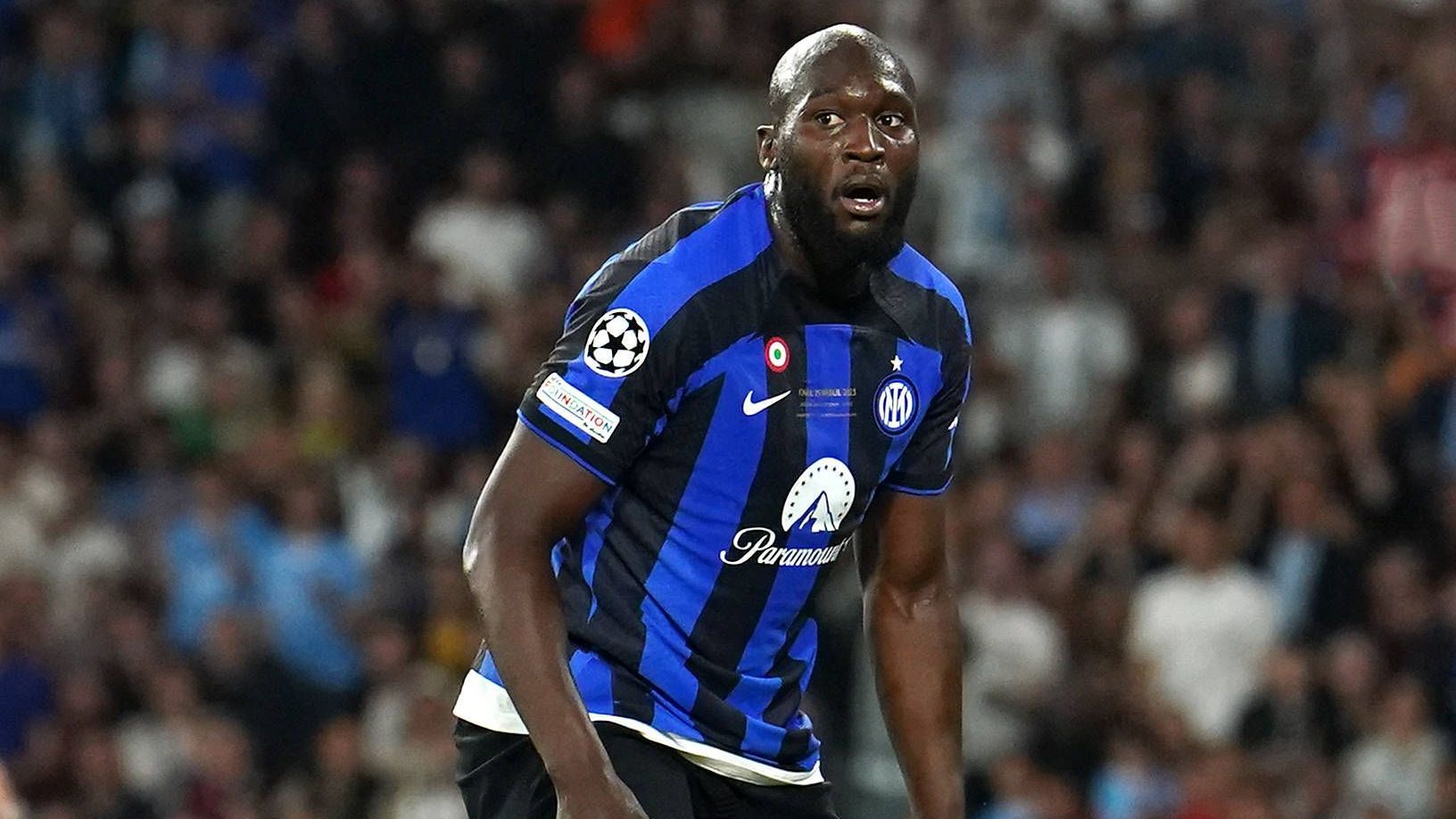 <strong>Protest gegen Lukaku: Polizei verbietet Trillerpfeifen </strong><br>Der Belgier spielte von 2019 bis 2021 für Inter und wechselte vergangene Saison auf Leihbasis erneut zu den "Nerazzurri". Im Sommer sollte er dann fest verpflichtet werden, doch es lief nicht wie erwartet: "Er hat uns verraten“, sagte Inter-Vizepräsident Javier Zanetti. Am Sonntag kehrt Lukaku mit der AS Rom ins San Siro zurück - auch ohne Trillerpfeifen dürfte es laut werden.