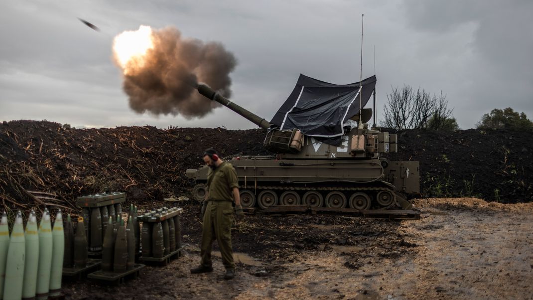 Israelische Soldaten feuern nahe der Grenze zum Libanon eine Haubitze ab.