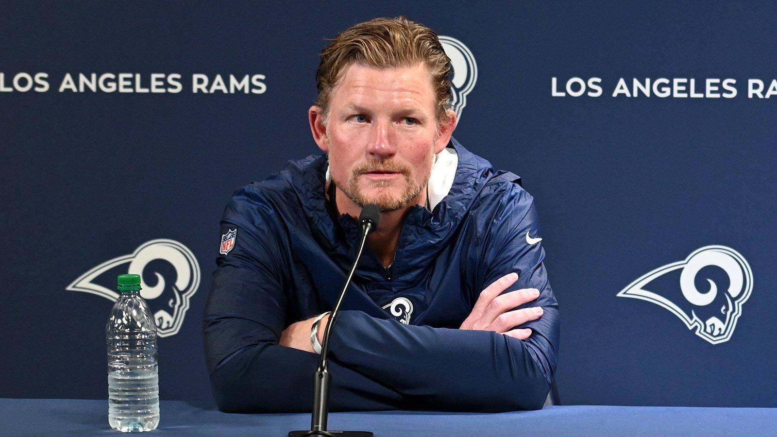 
                <strong>Los Angeles Rams</strong><br>
                Wie General Manager Les Snead auf einer Pressekonferenz bestätigte, denken die Los Angeles Rams darüber nach, einen Quarterback zu draften. Auch wenn der Klub erst in der dritten Runde sein erstes Auswahlrecht hat, scouten die Rams die zweite Reihe der Spielmacher-Prospects um Jake Haener, Jaren Hall und Clayton Tune. Zwar muss Los Angeles seinen Kader an allen Ecken und Enden aufbessern, doch es fehlt ebenfalls ein Backup für Starter Matthew Stafford, der die vergangene Saison nach neun Spielen verletzt beenden musste. Die Ersatzmänner Baker Mayfield, John Wolford und Bryce Perkins wanderten entweder über die Free Agency ab oder sind ohne Vertrag.
              