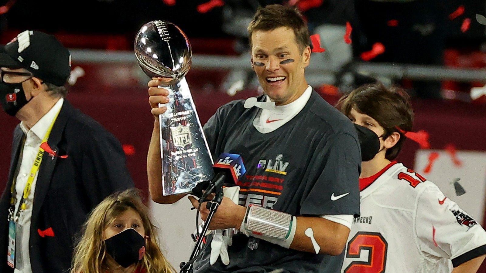 
                <strong>New England Patriots</strong><br>
                Die New England Patriots bekommen beim NFL-Draft 2021 zwei Compensatory Picks. 3. Runde (96. Pick) - für Tom Brady (Foto, zu den Buccaneers)4. Runde (139. Pick) - für Kyle Van Noy (zu den Dolphins)
              