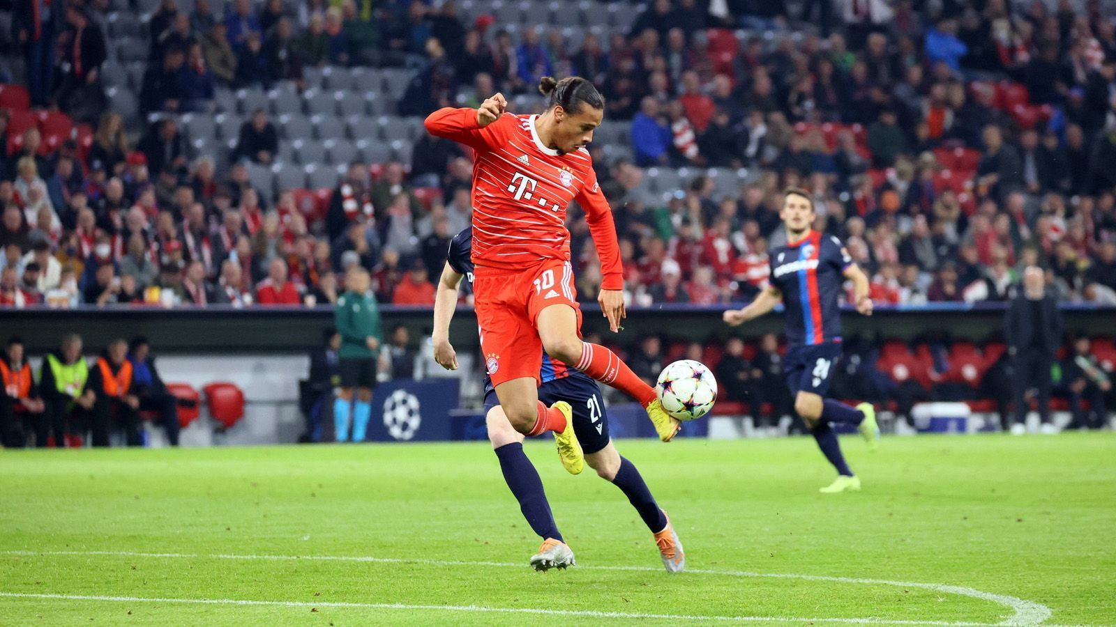 
                <strong>Leroy Sane</strong><br>
                Eröffnet bereits in Minute sieben den Torreigen – und zwar mit einem Treffer "Marke Leroy Sane". Gelingt in der Folge nicht alles, zeigt aber besonders defensiv sein Kämpferherz – wofür er dann auch Sonderapplaus der Fans bekommt. Ist auch in Halbzeit zwei der Dosenöffner: Perfekte Annahme, perfekter Abschluss. ran-Note: 1
              