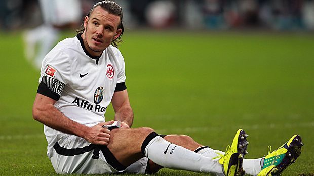 
                <strong>Alexander Meier (Eintracht Frankfurt)</strong><br>
                Eintracht Frankfurt: Alexander Meier (Knie-OP). Der Torschützenkönig der vergangenen Saison wird der Eintracht auch noch eine Zeit lang fehlen. So schätzt man mit einer Rückkehr des Offensivspielers im Oktober.
              