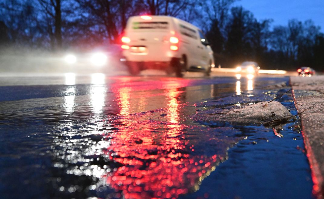 In Baden-Württemberg kam es bereits zu zahlreichen Unfällen wegen des Glatteises.