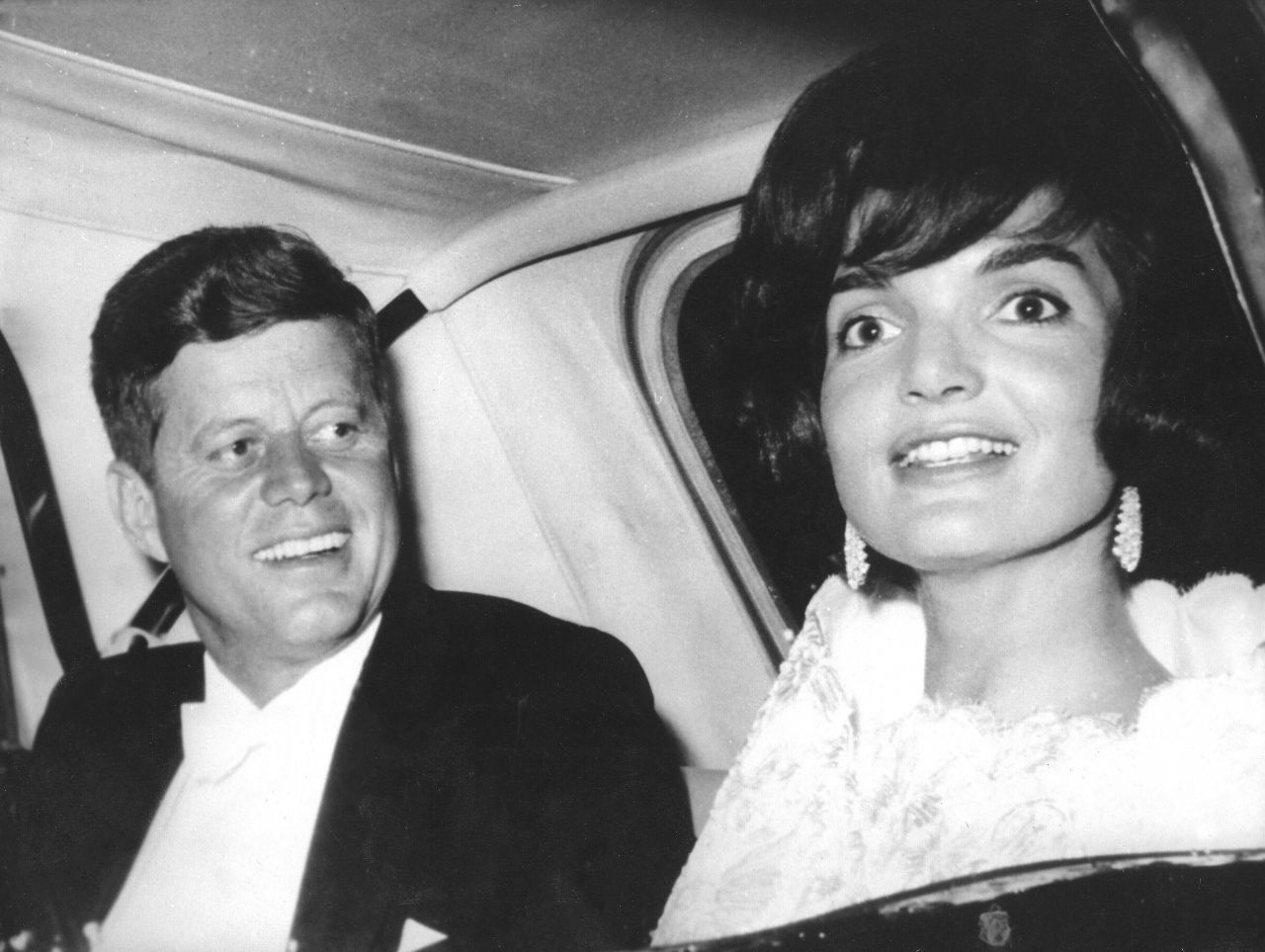 Eine besondere Rolle in der US-Geschichte spielte Jackie Kennedy. An der Seite von John F. Kennedy begeisterte sie die USA der 1960er Jahre vor allem mit ihrem glamourösen Stil und Auftritt. Die ganze Welt war geschockt, als John F. Kennedy 1963 neben seiner Frau Jackie erschossen wurde. Auch nach dem Tod ihres Mannes faszinierte Kennedy viele Menschen als Stil-Ikone.