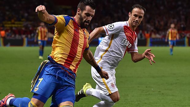 
                <strong>Abwehr: Ricardo Carvalho (AS Monaco)</strong><br>
                Abwehr: Ricardo Carvalho (AS Monaco, r.). Verteidiger jenseits der 36 gibt es nicht viele. Einer von ihnen ist Ricardo Carvalho, der beim AS Monaco unter Vertrag steht und noch immer Stammspieler ist. Seit 2013 spielte er nach den Stationen Chelsea und Real Madrid bei den Monegassen, die derzeit den zweiten Tabellenrang in der Ligue 1 belegen.
              