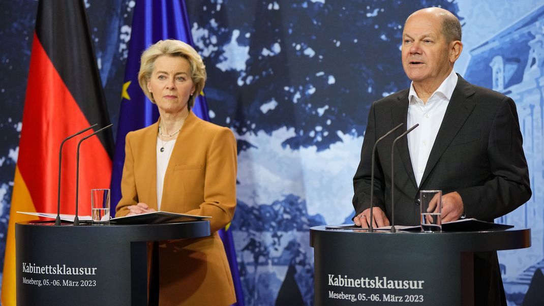 Bundeskanzler Scholz (SPD) und EU-Kommissionspräsidentin von der Leyen geben nach dem ersten Tag der Klausurtagung des Bundeskabinetts eine Pressekonferenz. 