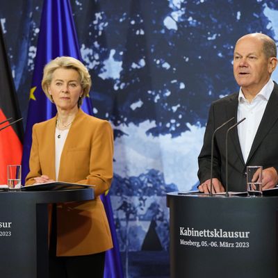 Bundeskanzler Olaf Scholz (SPD) und Ursula von der Leyen, Präsidentin der EU-Kommission