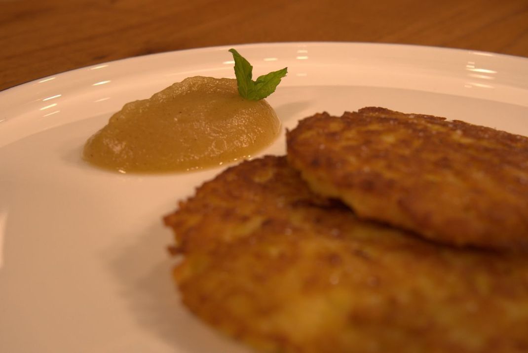Krosse Kartoffelpuffer und Apfelmus wie von Oma - Wir zeigen dir wie du den Klassiker nachkochen kannst. 