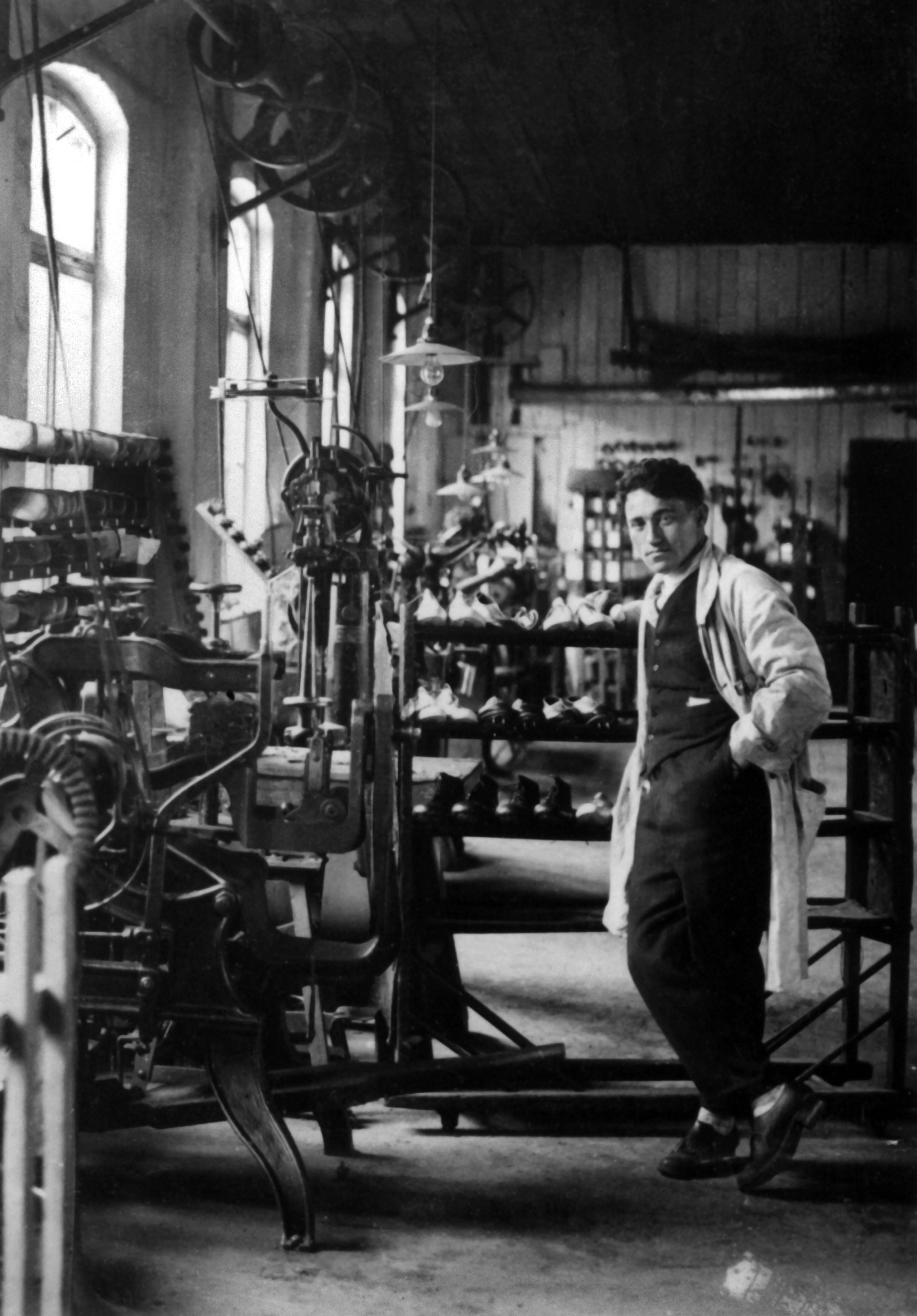Die ersten Schuh-Experimente sollen in der häuslichen Waschküche stattgefunden haben. 1924 übernehmen die Brüder Dassler die Schuhfabrik ihres Vaters. Das Bild zeigt den jüngeren Bruder Adolf Dassler in der Werkstatt.
